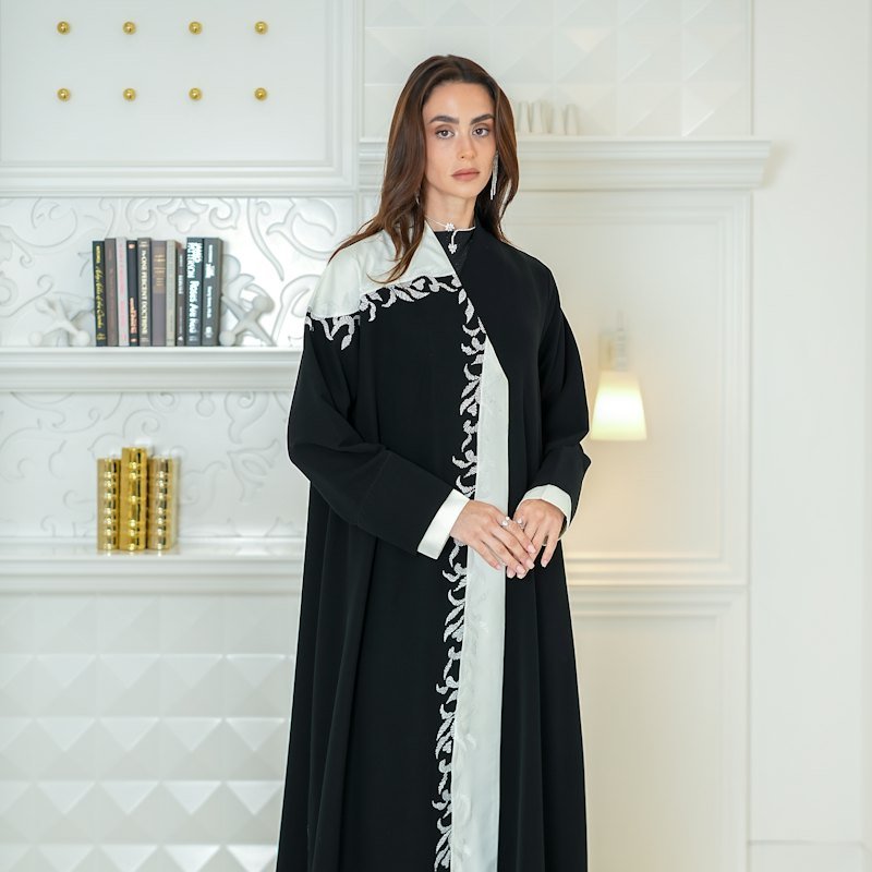 عباية أبيض وأسود