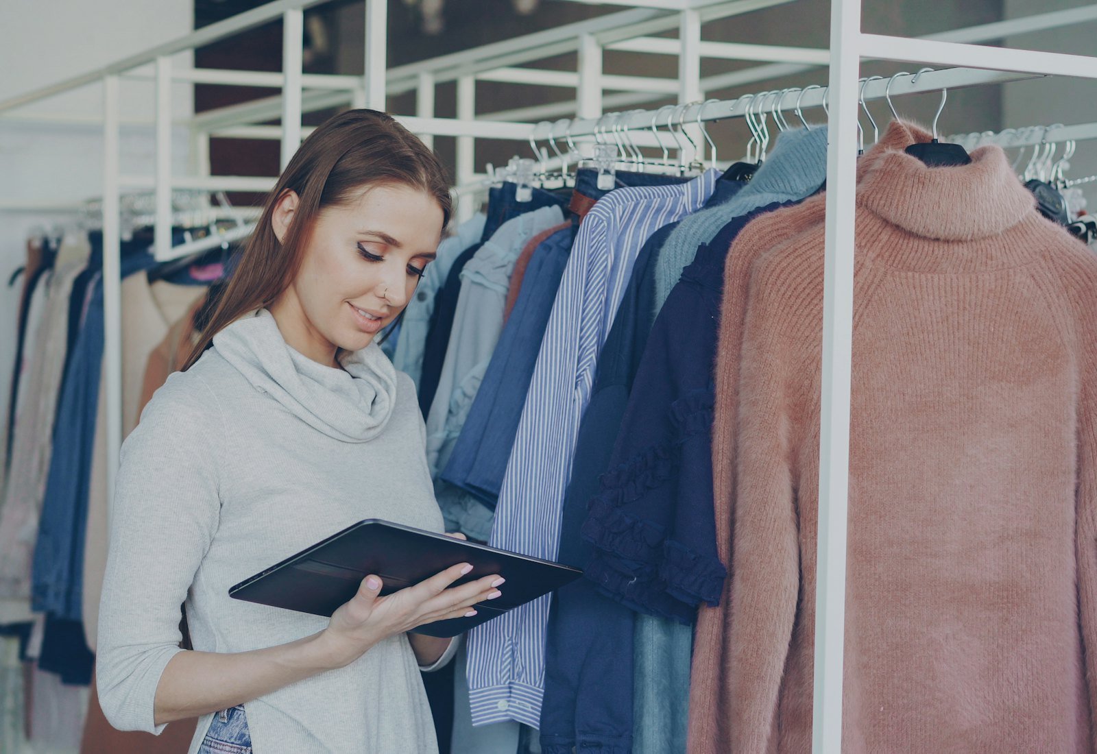 صاحبة محل تتابع المبيعات من التابلت
